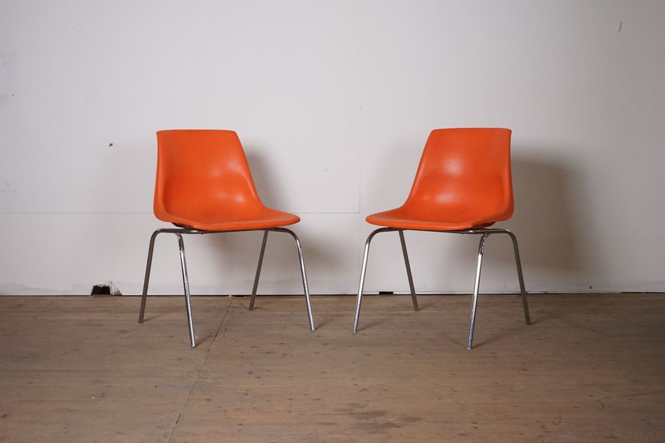 Vintage Stuhl in orangene Stapelstuhl Kunststoff Gartenstuhl in Kelkheim