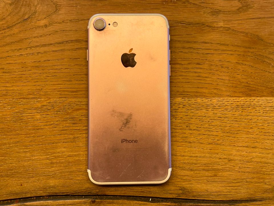 Apple iPhone 7, Rose Gold, 32 GB, Model A1778 inkl. Hülle in Berlin