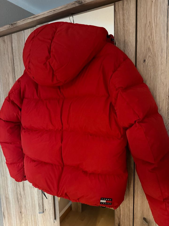 Tommy Hilfiger Daunenjacke rot NEU in Freiburg im Breisgau