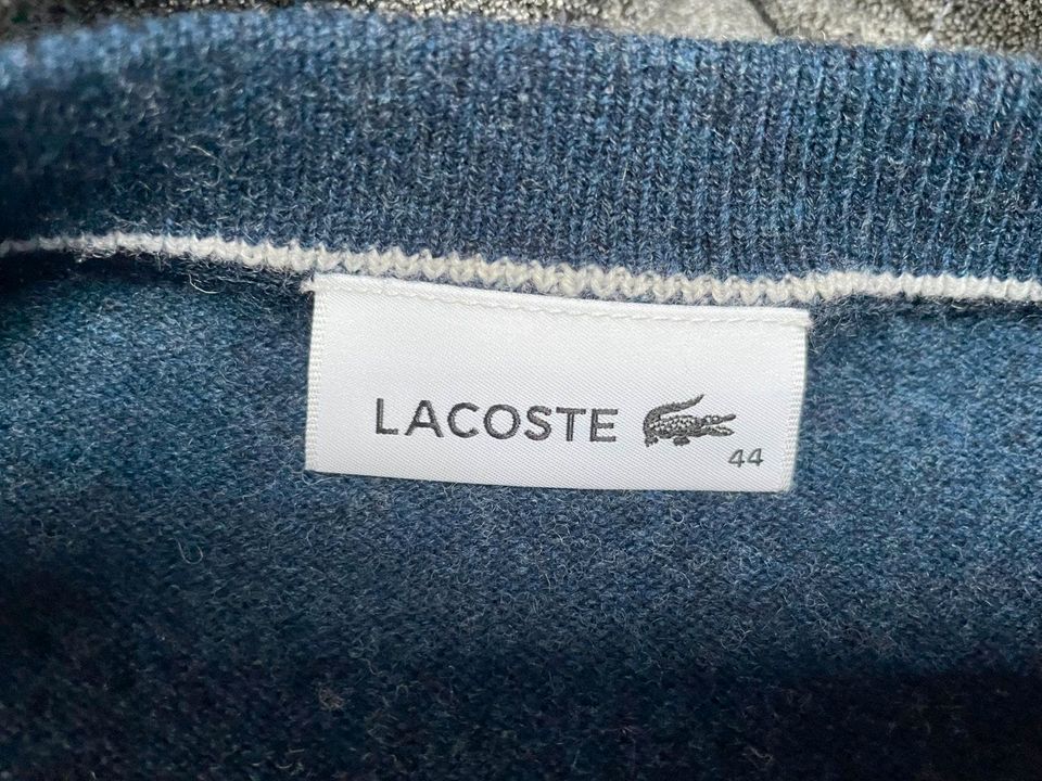 Lacoste Strickpullover V-Ausschnitt Gr. 44 - blau - neu mit Etike in Deizisau 