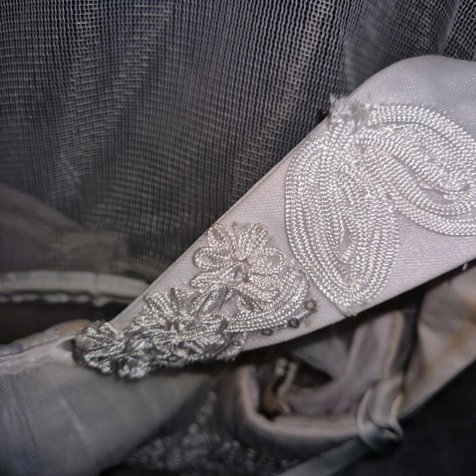 Brautkleid Prinzessinkleid Gelinlik Schneeweiß mit Schleier in Berlin