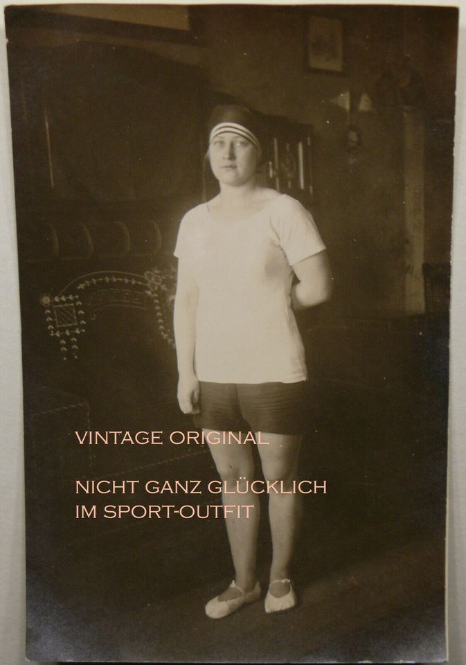 altes Foto antik genervte junge Frau in Sportmode um 1920 in Potsdam