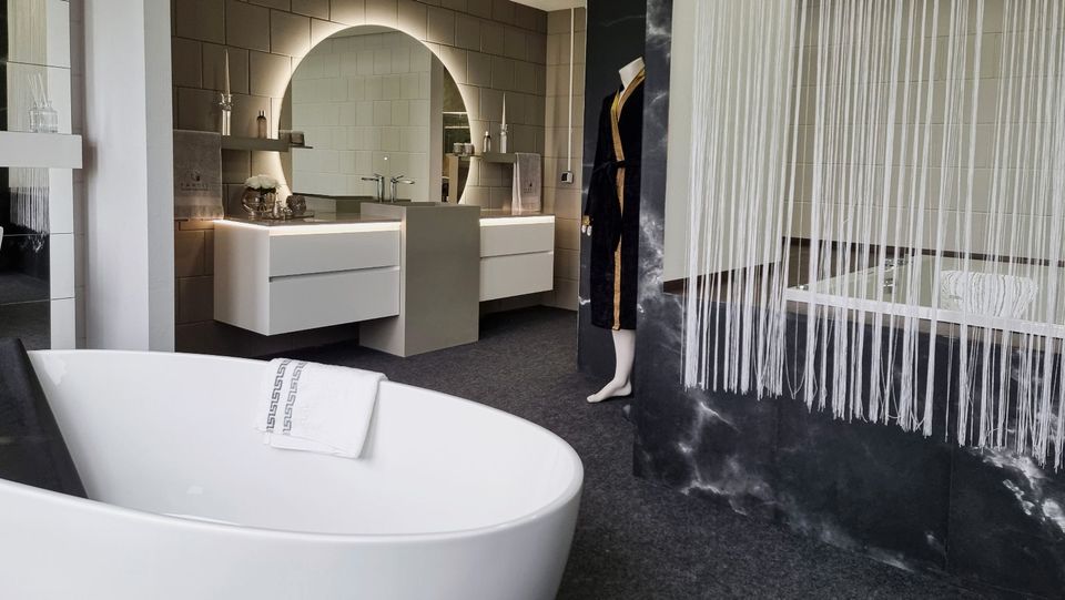 Keramik Stand WC mit Spülkasten Toilette bodenstehend + WC Sitz 379,- €* in Bad Essen