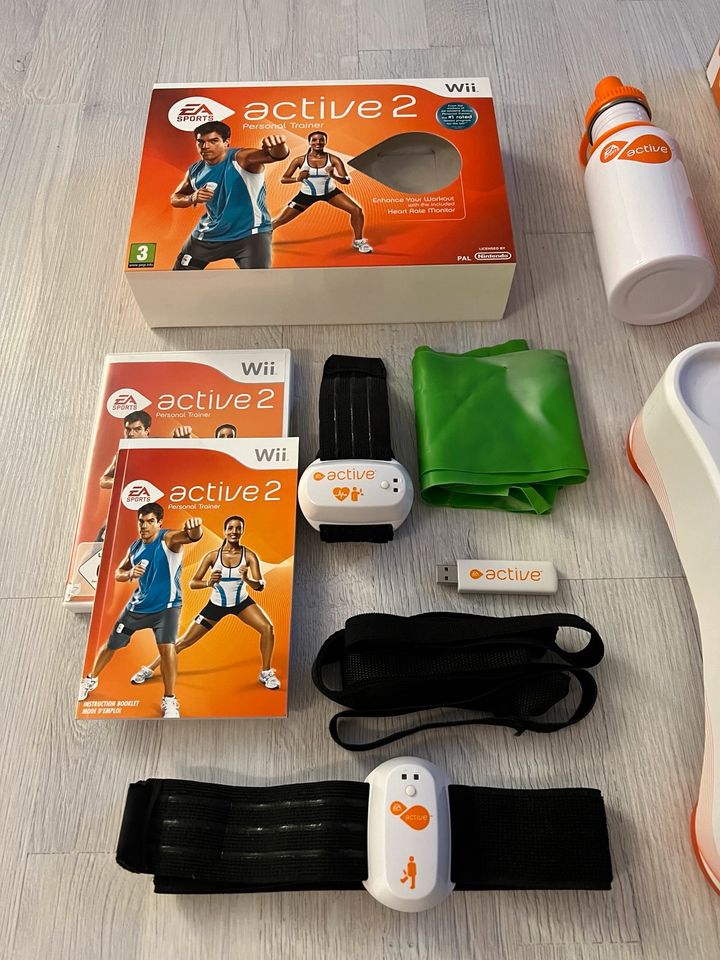 Nintendo Wii Active 2 + EA Sports Active Stepper + Trinkflasche in Selent