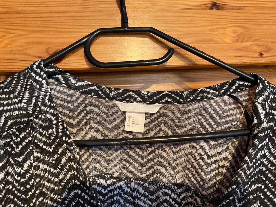 Damen Blusenshirt 3/4 Arm schwarz weiß H&M Größe M in Tengen