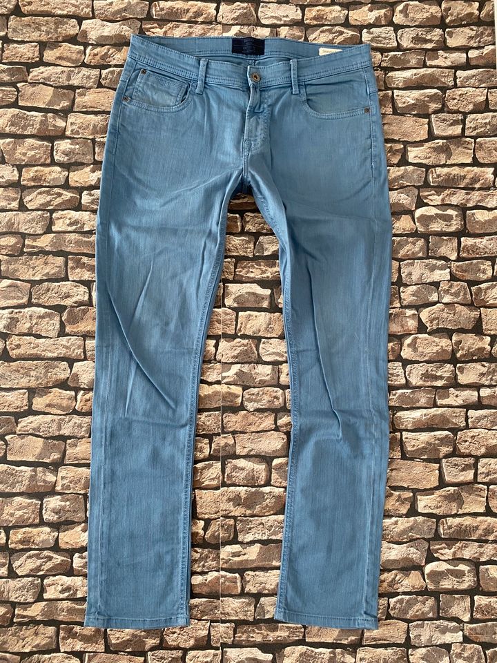 Herren Jeans Bershka hellblau skinny fit W34 L34 in Magdala