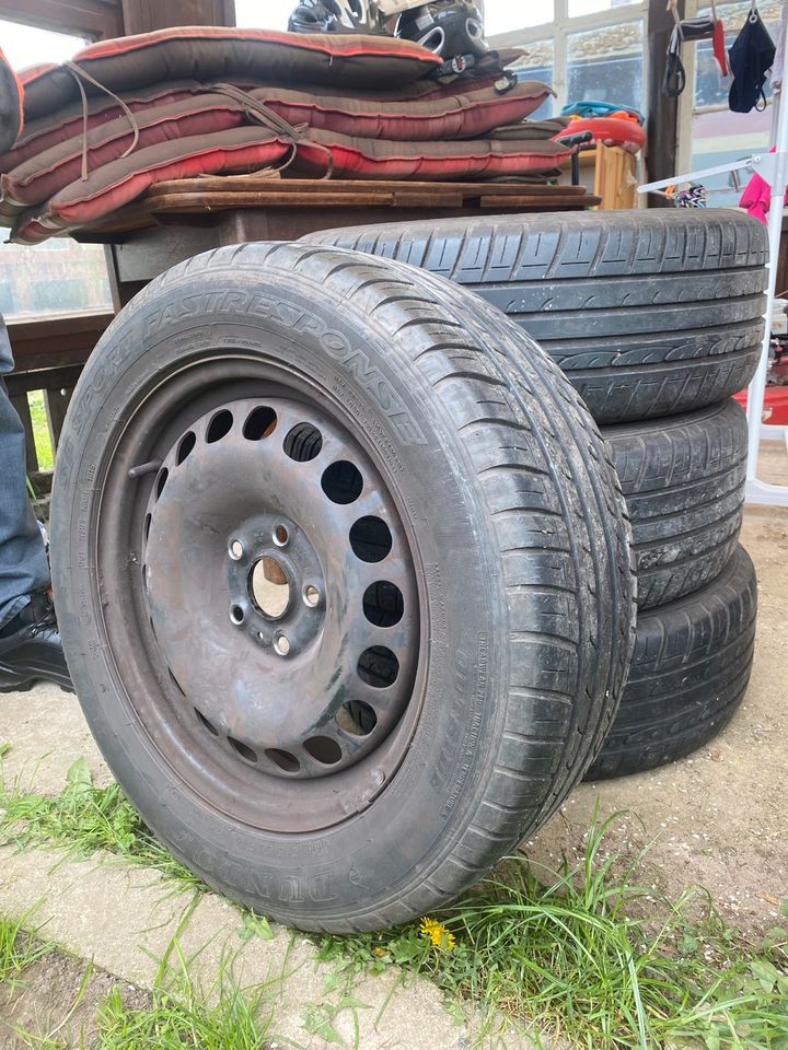 4x Dunlop Sommerreifen 215/55 R16 auf Stahlfelge von VW Passat in Templin