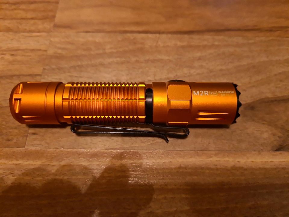 Olight M2R Warrior orange - neuwertig - Vitrinenmodell in Essenbach