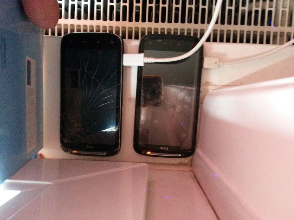 2x HTC Sensation Z710e mit mehreren Akkus - Display beschädigt in Miltenberg