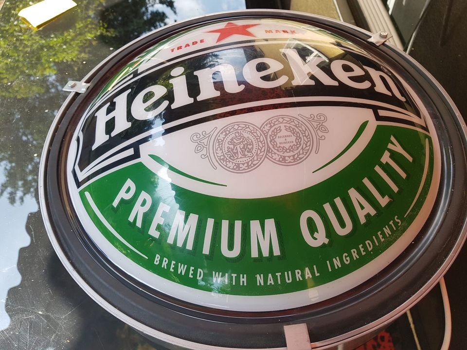 Heineken Werbeschild beleuchtet in Oer-Erkenschwick
