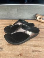 Crocs Sandalen Flip Flops NEU Gr. 38 W9 Nordrhein-Westfalen - Kerpen Vorschau