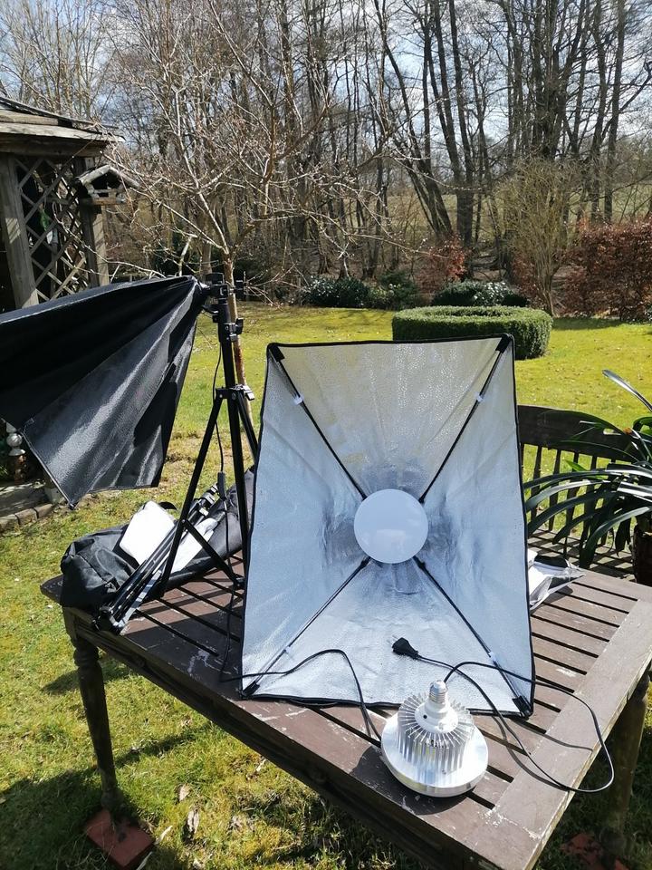 Studio Fotoset, 2 x Schirme + Stativ + Leuchtmittel in Tragetasch in Ventschow