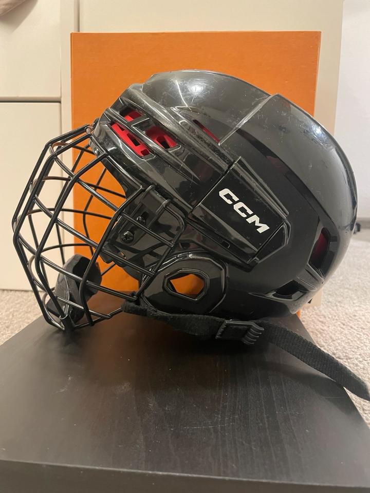 Eishockey Helm Umfang 54 in Neuss