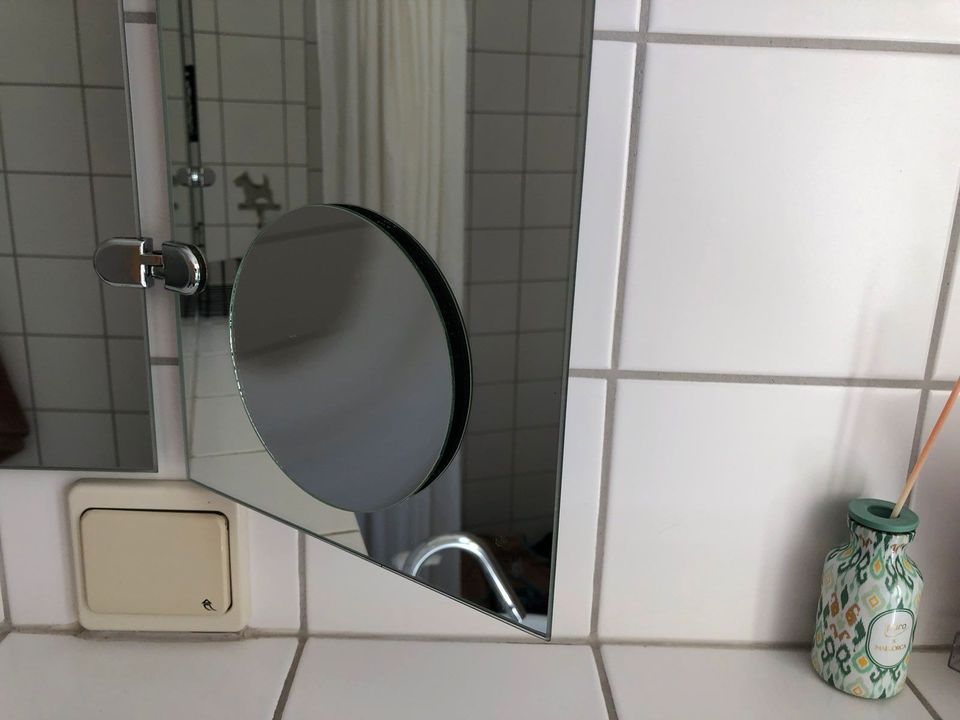 Badezimmer Spiegel mit klappbaren Seiten und Vergrößerungsspiegel in Eisingen