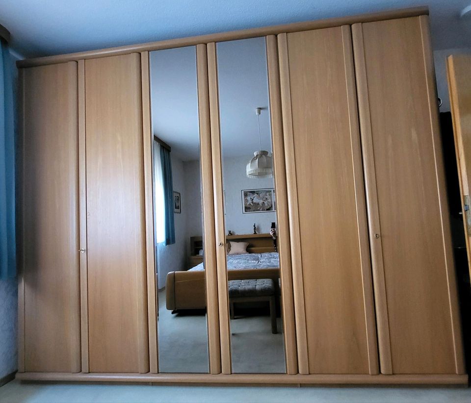 Großer Holzkleiderschrank Vintage in Gründau