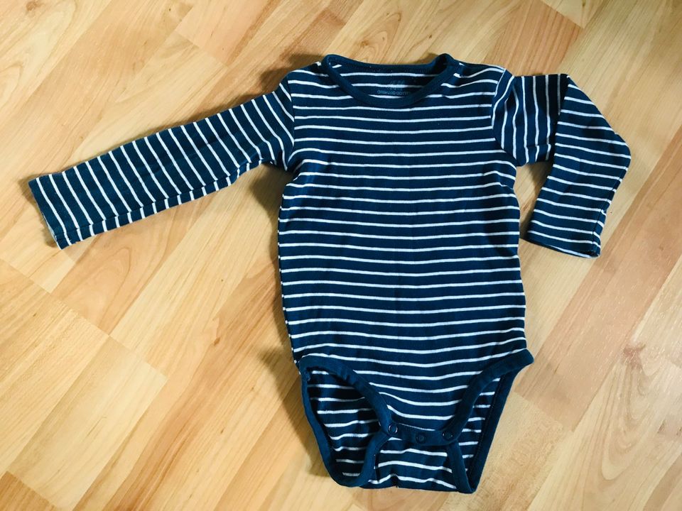 Baby Langarm-Body Body H&M & T-Shirt gestreift in der Größe 80 in Berlin