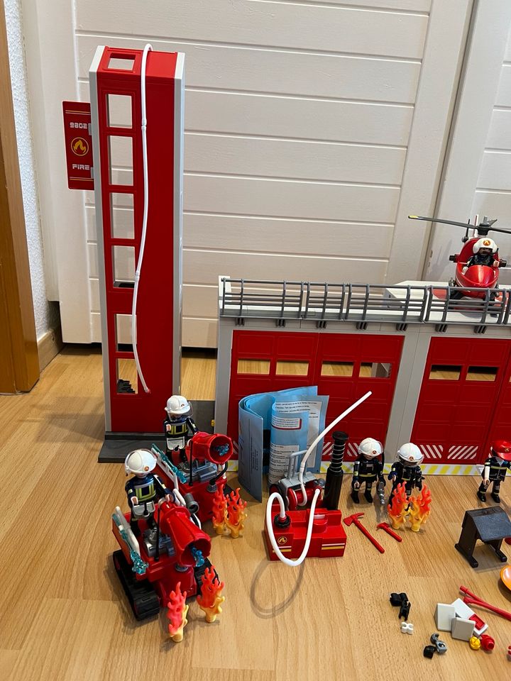 Playmobil Feuerwehrstation + diverses Zubehör in Obertshausen