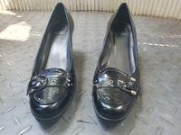 schwarze Lack-Pumps mit Schnalle und Nieten - Stuart Weitzman Baden-Württemberg - Ladenburg Vorschau