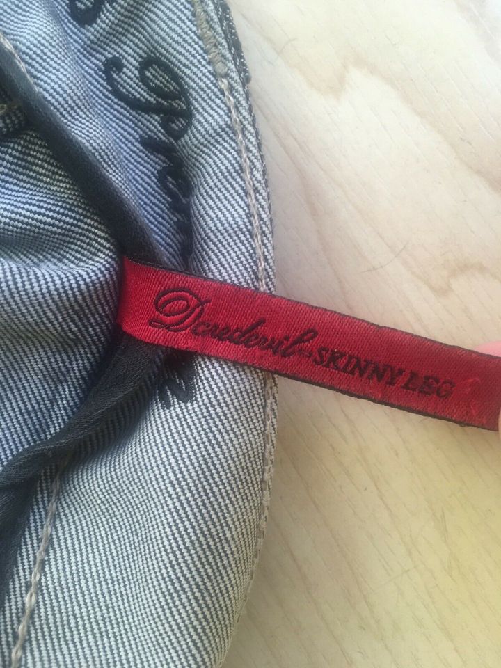 GUESS Premium Jeans Daredevil Skinny Leg W28 in Düsseldorf