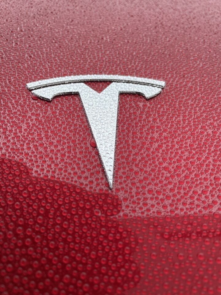 Tesla Model 3 Performance rot Top Zustand!! in Teltow