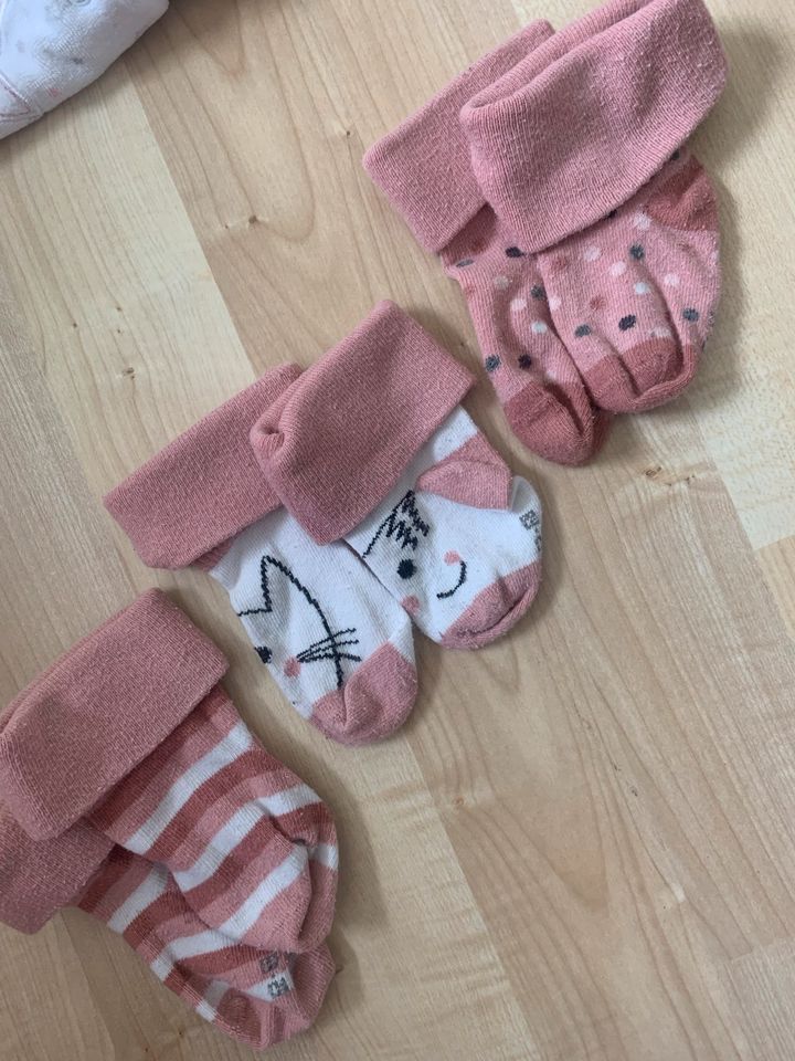 Mädchen-Set, 56/62/68, Strampler, Schlafanzug/Einteiler, Socken in Leverkusen