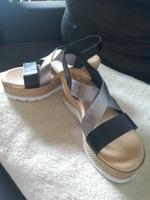 Dilav Shoes Damen Sandalen Neuwertig Schwarz/Silber Größe 39 Nordrhein-Westfalen - Dormagen Vorschau