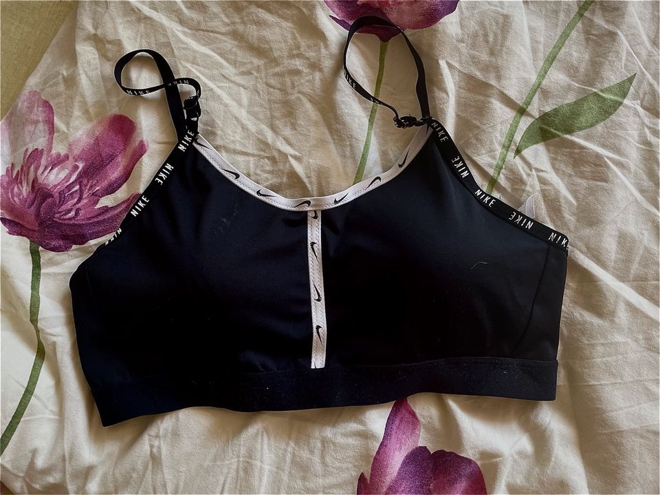 2x Nike Original Bustier in Eigeltingen