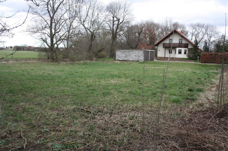 PROVISIONSFREI !!! Ruhig und naturnah - Großes Baugrundstück direkt am Bach (beschränkt bebaubar) in Landsberg (Saalekreis)