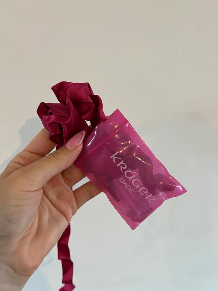 Krüger Madl Dirndl weinrot pink samt grün Blumen Wiesn 34 in München