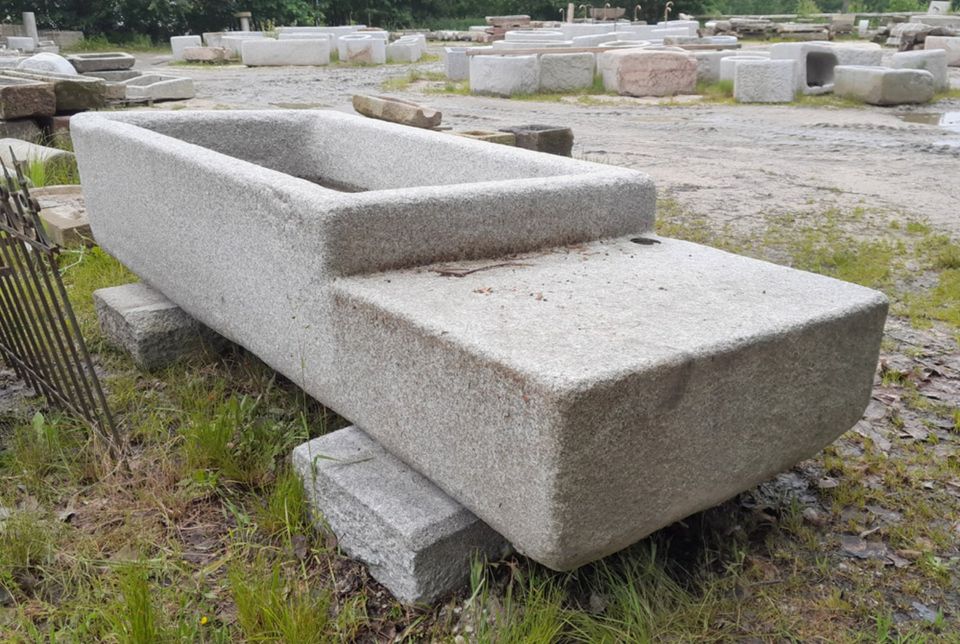 Großer Granitbrunnen mit Sitzfläche, Granitbrunnen, Granitwassergrand