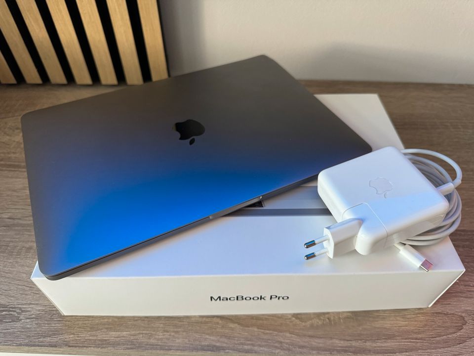 Apple Macbook Pro 13,3" 2019 15 2,4 GHZ 8 GB RAM 256 GB SSD in Poing