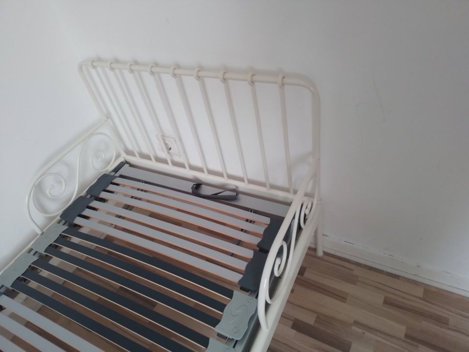 Vintage Design Bett - Massiv Bett - Metallbett wie Neu in Velbert