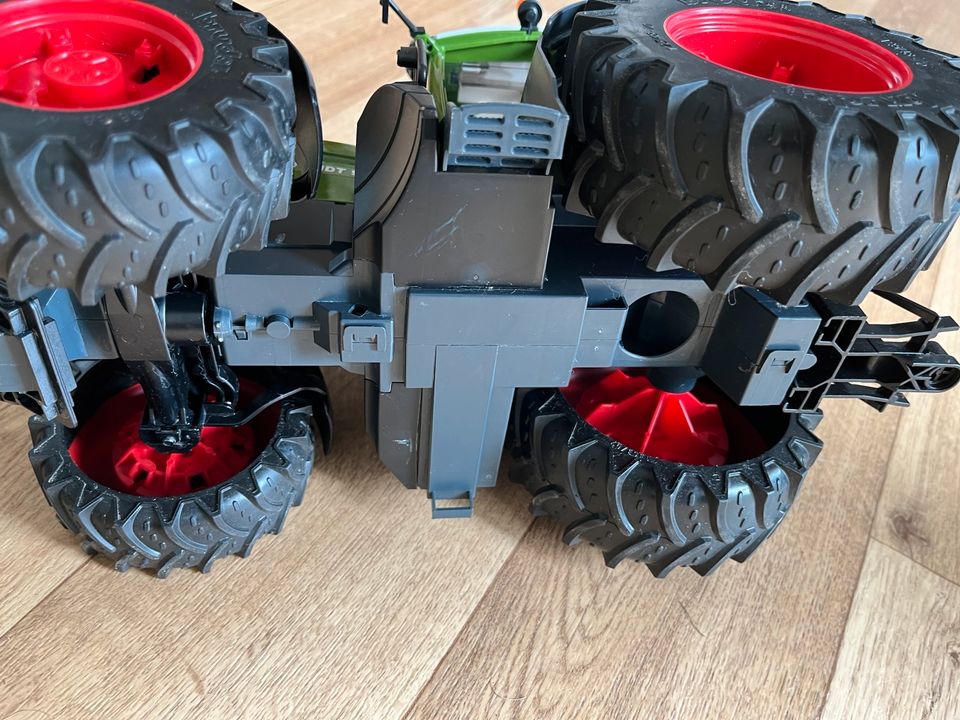 Bruder - Fendt: Traktor 936 Maße: ca. L 34,5 x B 17,5 x H 20 cm. in Malente