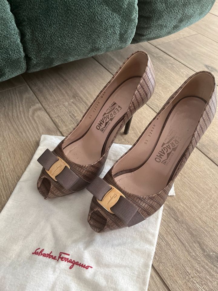 Salvatore Ferragamo Peeptoes Pumps in Duisburg