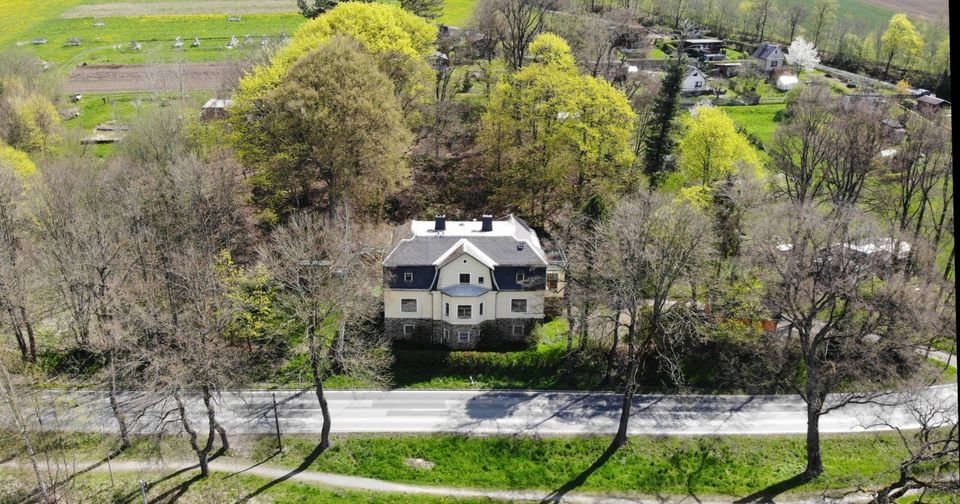 Schöne, teilsanierte Gründerzeit - Villa mit Wintergarten & Dachterrasse auf 2.868 m² großem Grundstück in Schlettau in Schlettau