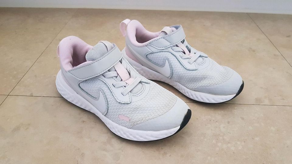 Nike Schuhe Gr. 28 grau / rosa in München - Moosach | Gebrauchte  Kinderschuhe Größe 28 kaufen | eBay Kleinanzeigen ist jetzt Kleinanzeigen