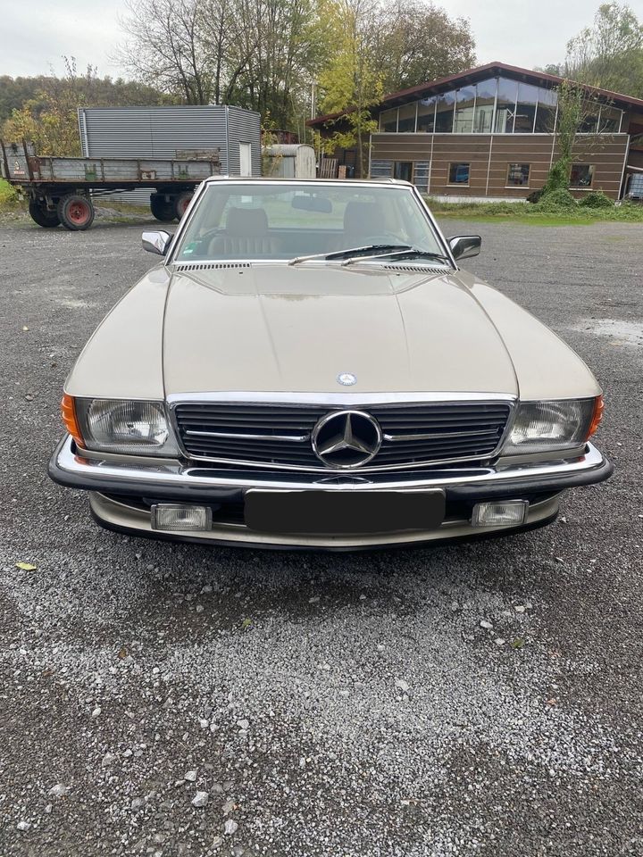 420 SL, Champagner Metallic mit braunem Verdeck in Zweiflingen