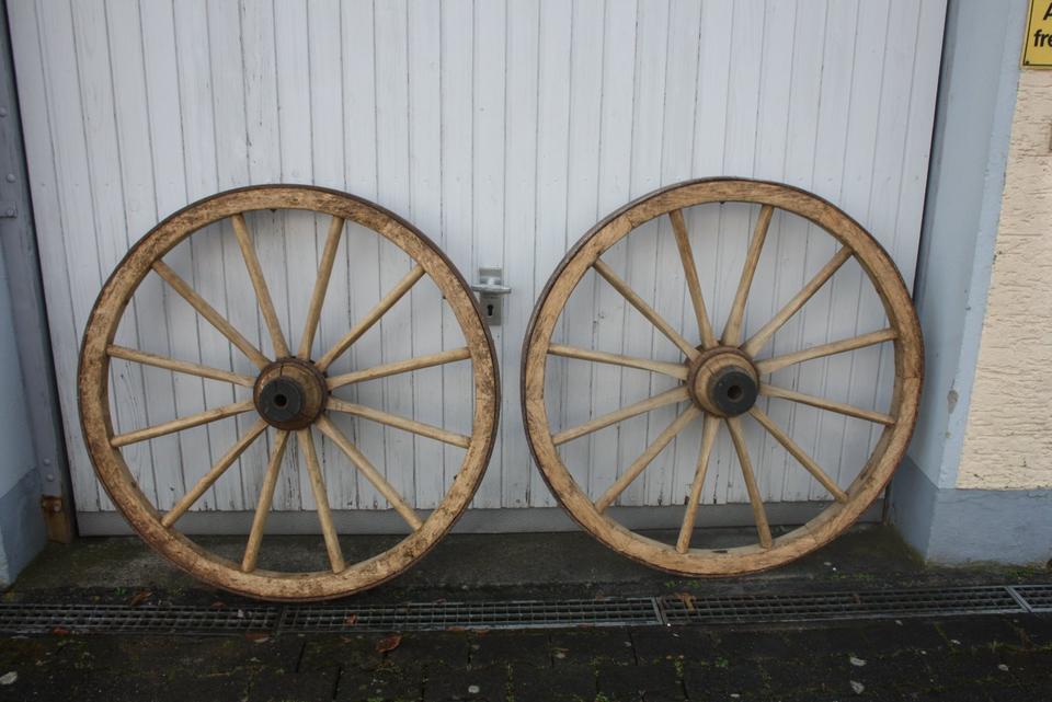Wagenrad 2 Wagenräder groß alt eisenbereift 45 € pro Stück in Rottweil