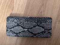 Clutch mit Schlangenmuster luxury Handtasche Geldbörse klein grau Bayern - Waldbüttelbrunn Vorschau