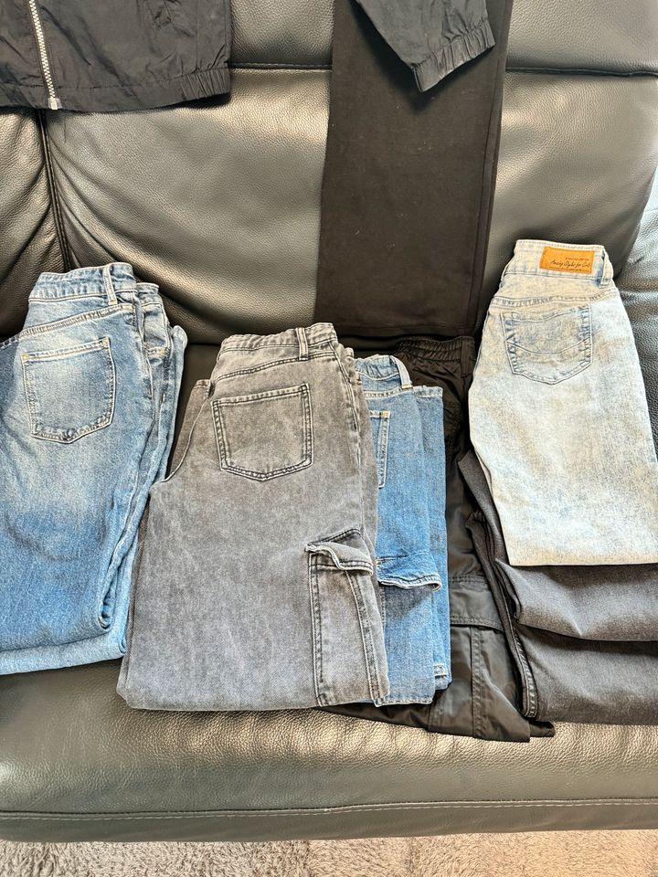 Kleiderpaket Gr. 146/152 Jeans Jacke Pullis Jogginghosen Shorts in Weingarten