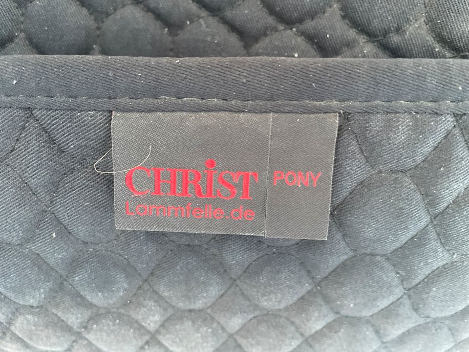 Christ Lammfell Sattel Größe Pony plus satteldecke original in Belm
