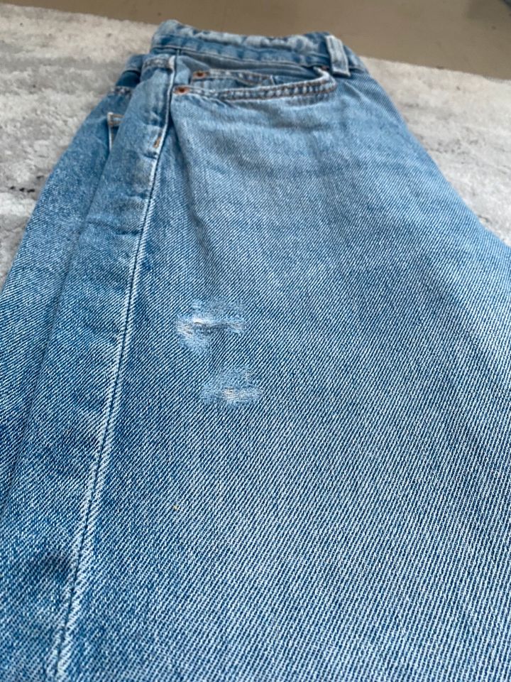 Blaue ripped Jeans in Hamburg