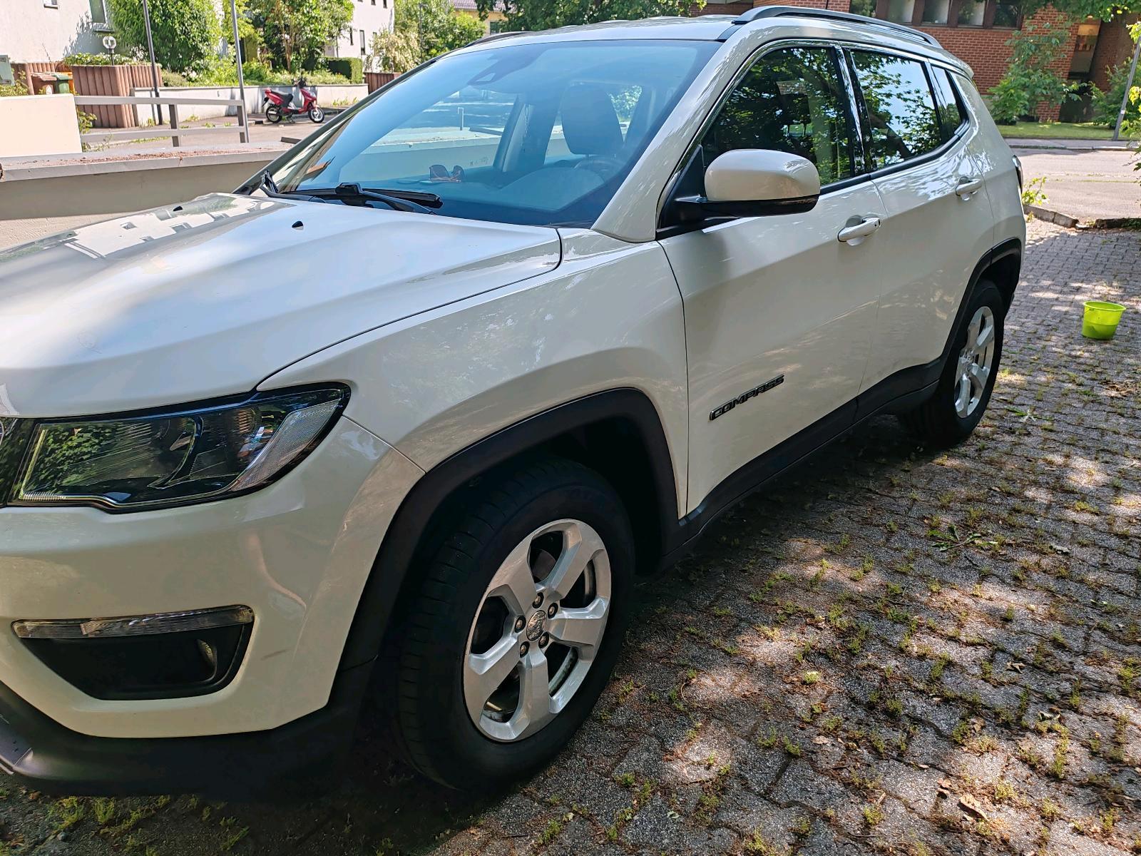 Abbildung des Autos Jeep Compass, longitude,…