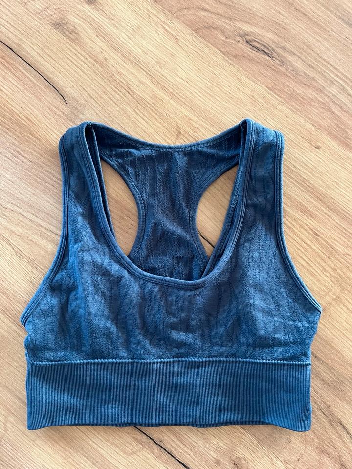 NIKE HOSE PULLOVER,  SPORT-TOP BH XS/S, S/M je 9€ in Taucha