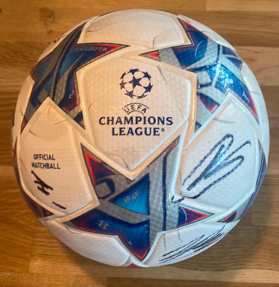 ADIDAS Champions League BALL FC Bayern München signiert Fußball in Hamburg