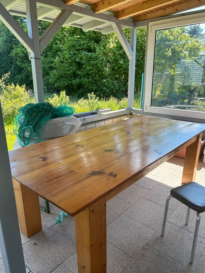 Holztisch massiv für Terrasse in Maselheim