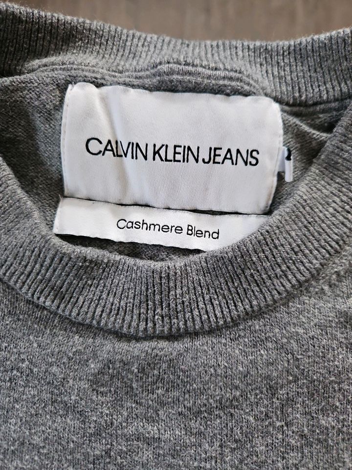 NEUWERTIG! CALVIN KLEIN PULLI Gr.M in Salzgitter