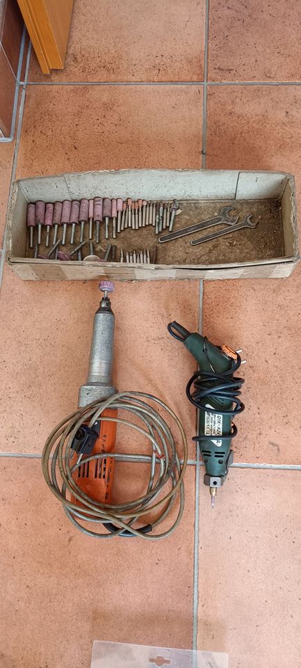 Werkzeugsammlung mit Handkreissäge, Dremel und Bohrmaschinen in Owen