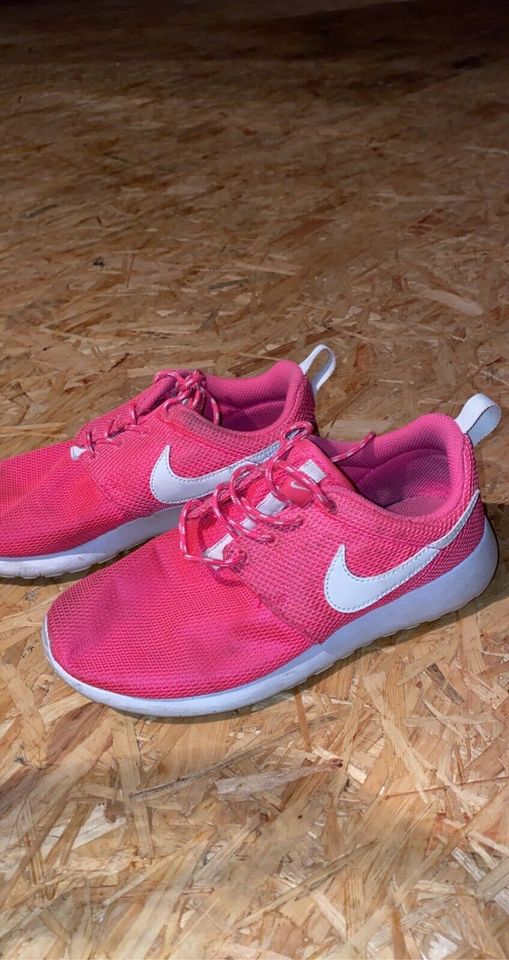 Pinke Nike Schuhe in Tübingen