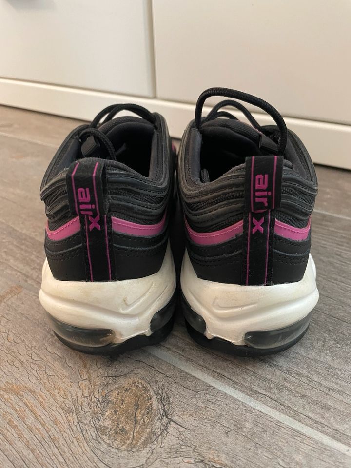Nike 97er schwarz/pink in Großenbrode
